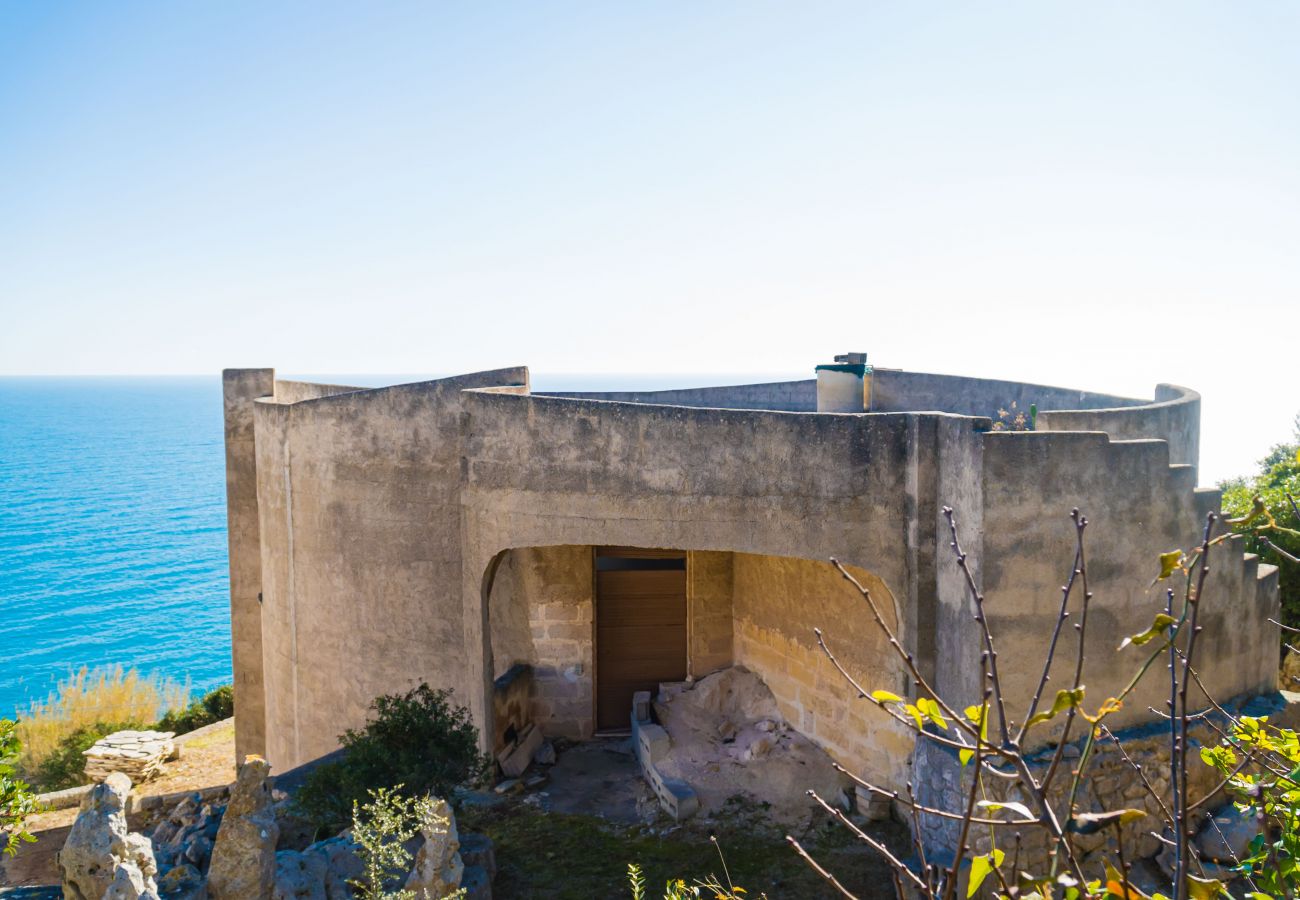 Villa in Andrano - Anwesen mit traumhaftem Meerblick, zur Renovierung v123