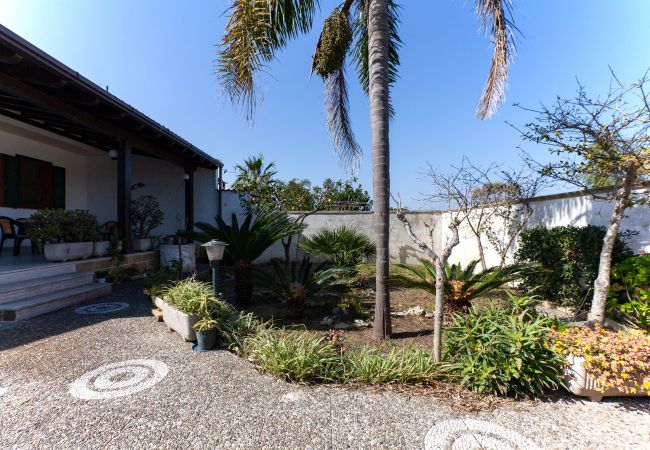 Ferienhaus in Torre dell´Orso - Ferienhaus mit 2 Schlafzimmer und Garten v198