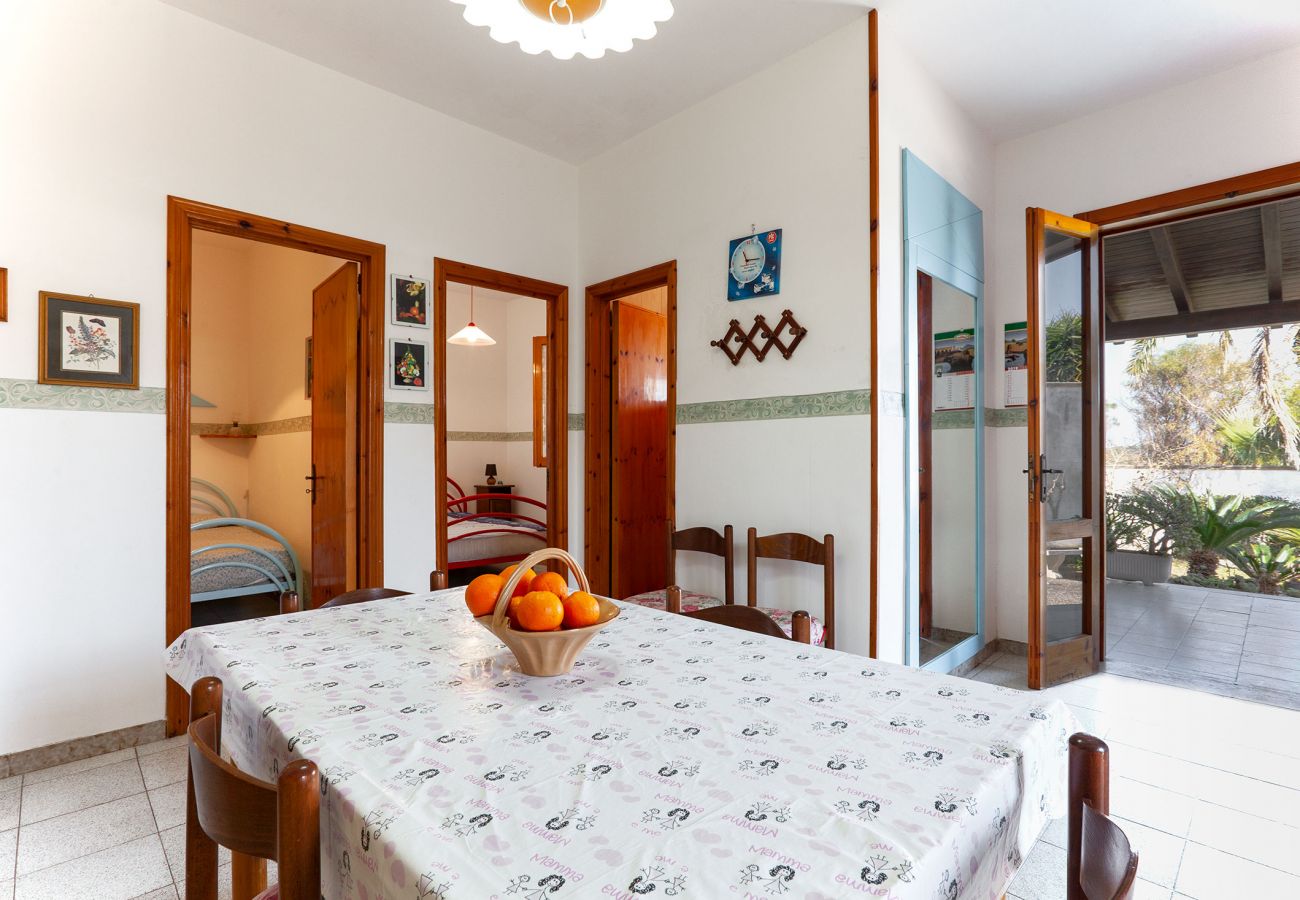 Ferienhaus in Torre dell´Orso - Ferienhaus mit 2 Schlafzimmer und Garten v198