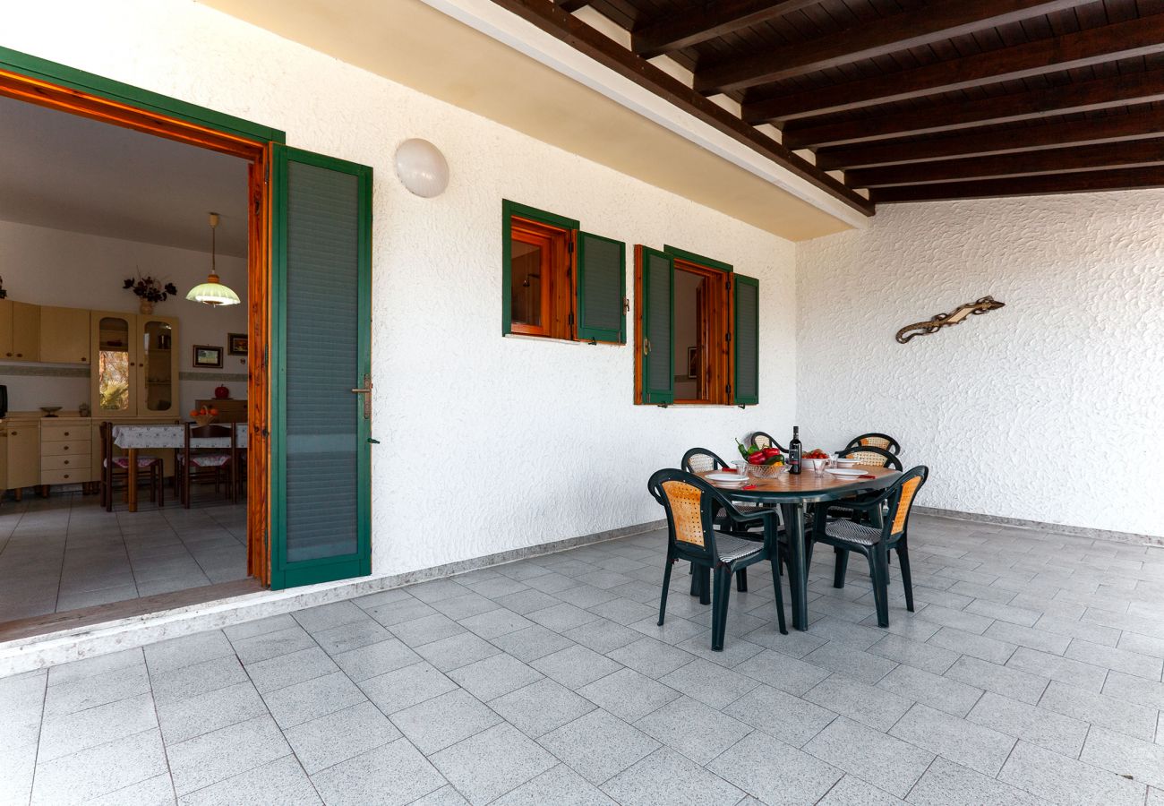 Ferienhaus in Torre dell´Orso - Ferienhaus mit 2 Schlafzimmer und Garten v198