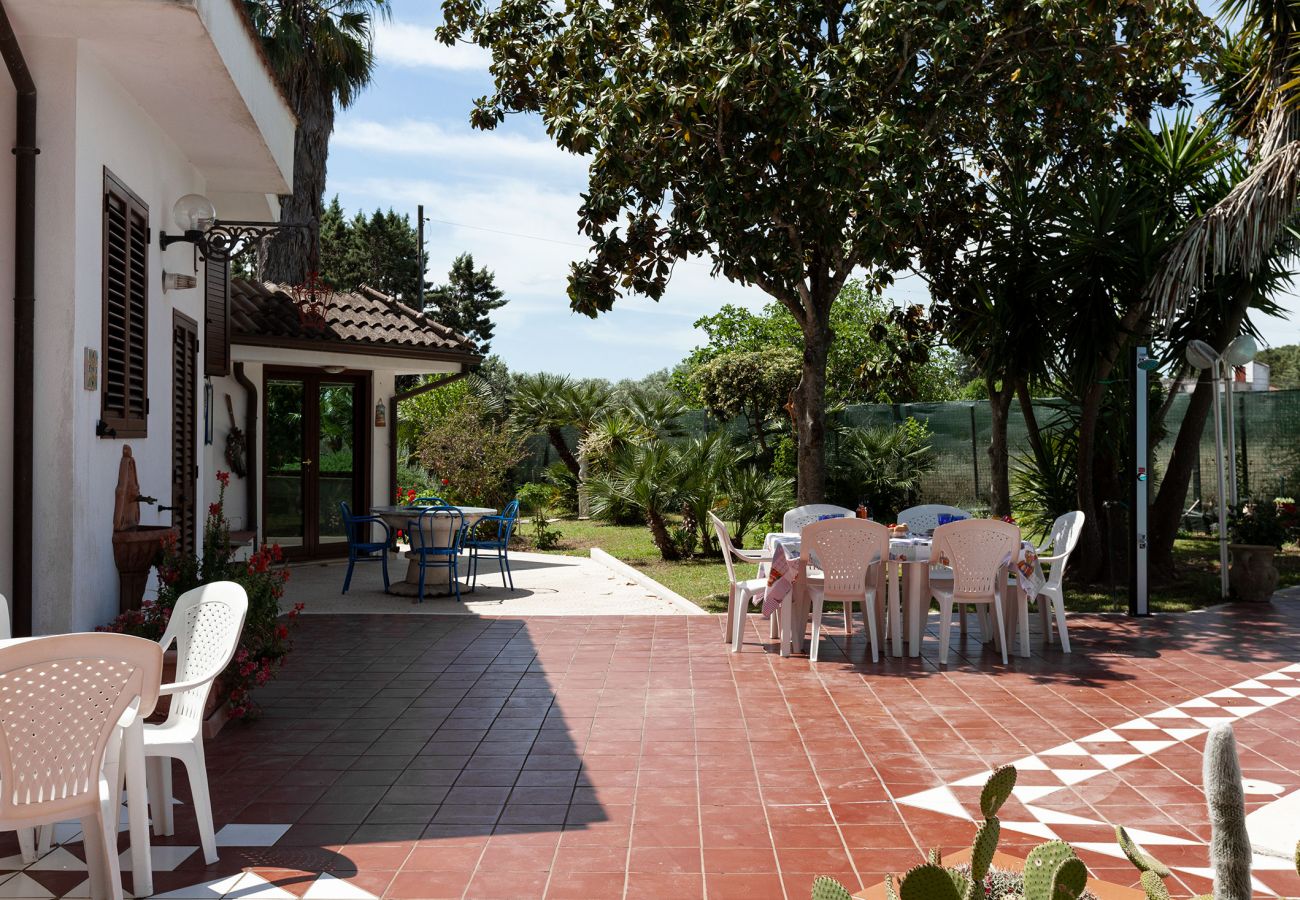 Villa in Oria - Villa mit riesen Pool und Garten v215