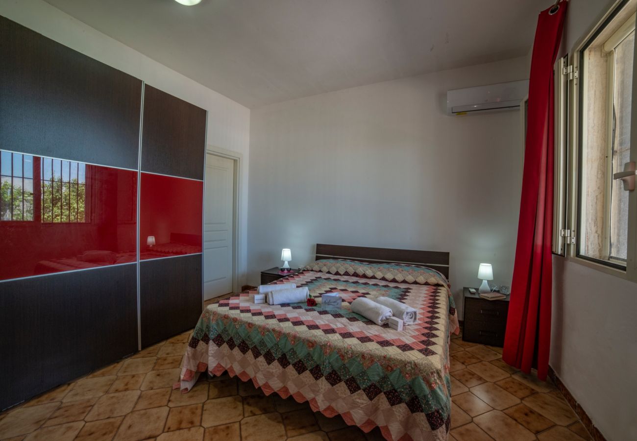 Villa in Spiaggiabella - Villa Spiaggiabella via Itaca, alles konform v705