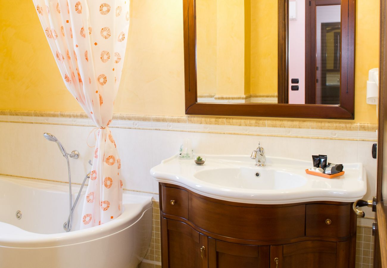 Villa in Sogliano Cavour - Villa zu verkaufen mit Schwimmbad und großem Garten und Photovoltaikanlage v799