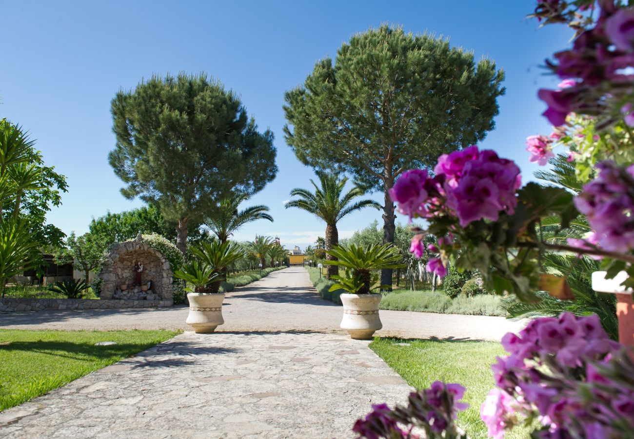 Villa in Sogliano Cavour - Villa zu verkaufen mit Schwimmbad und großem Garten und Photovoltaikanlage v799