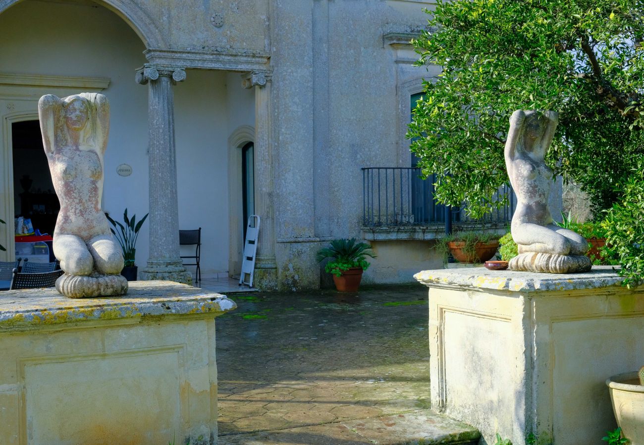 Villa in Corigliano d´Otranto - Historisches Anwesen mit Villa und Nebengebäude, Schwimmbad und Fresken v340