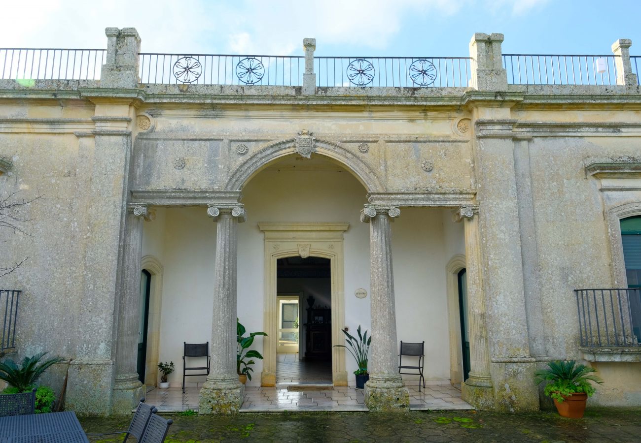 Villa in Corigliano d´Otranto - Historisches Anwesen mit Villa und Nebengebäude, Schwimmbad und Fresken v340