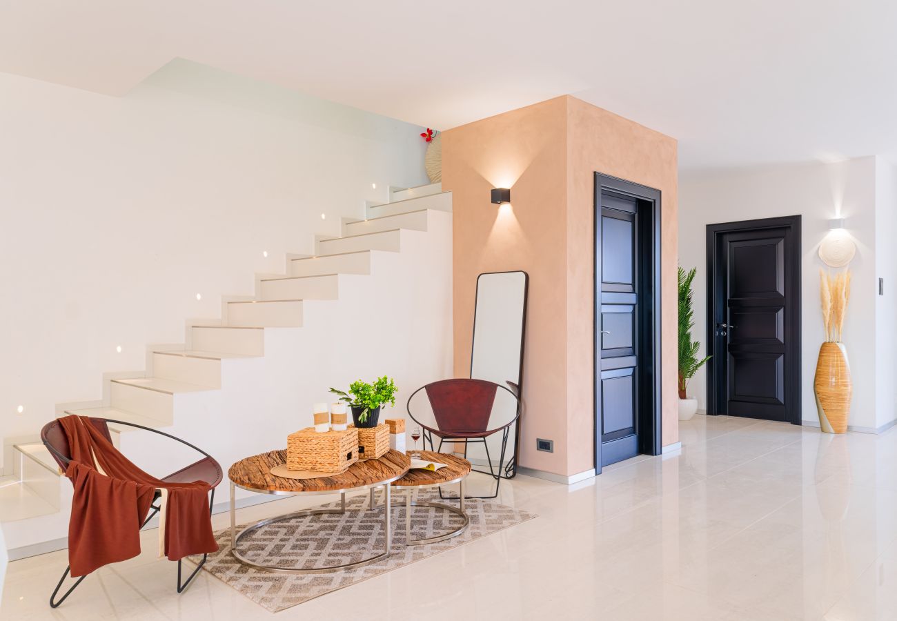 Villa in Ugento - Prestigeträchtige Villa mit Swimmingpool und großem Garten (v750)