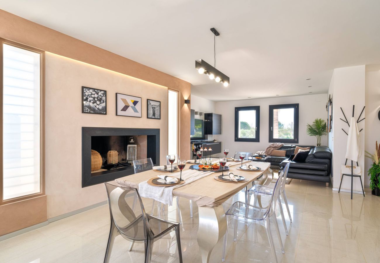 Villa in Ugento - Prestigeträchtige Villa mit Swimmingpool und großem Garten (v750)