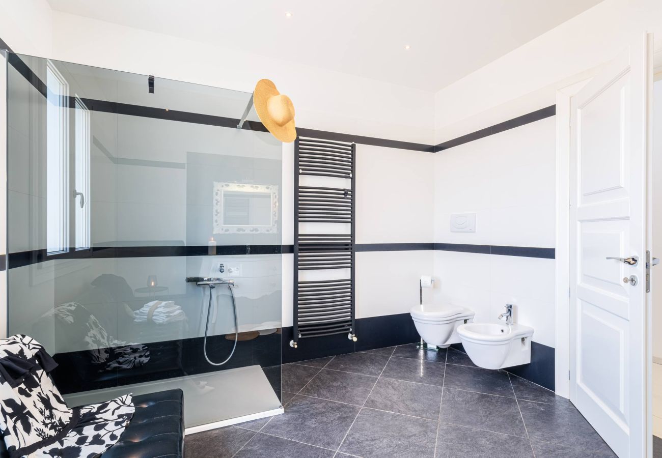 Villa in Ugento - Prestigeträchtige Villa mit Swimmingpool und großem Garten (v750)