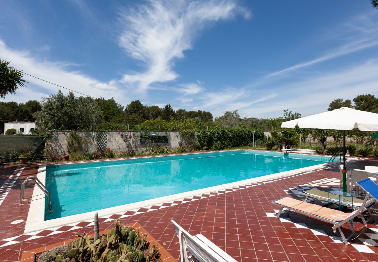 Villa in Oria - Villa mit großem Pool, 4 Schlafzimmer, 3 Badezimmer, Geschirrspüler und Waschmaschine m215
