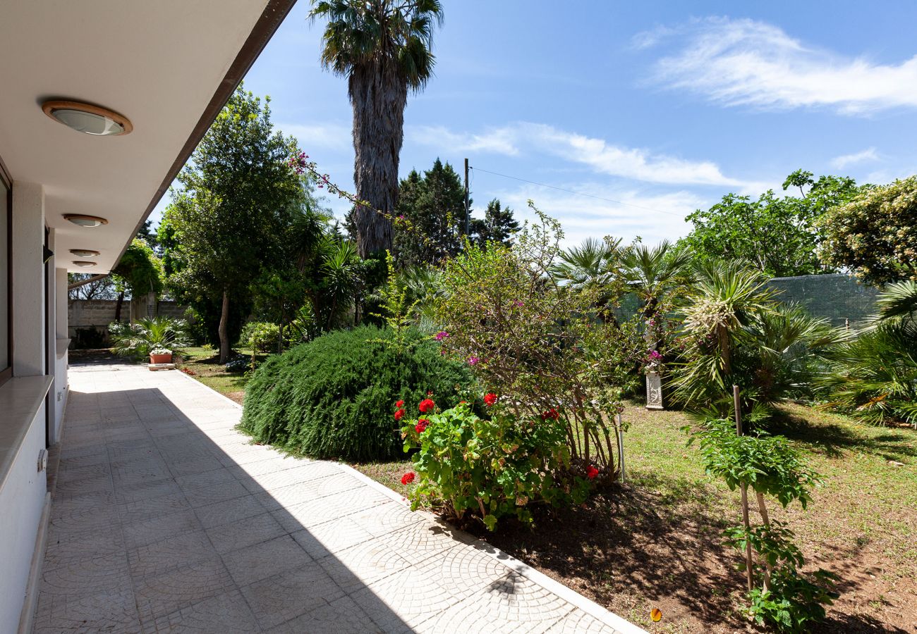 Villa in Oria - Villa mit riesen Pool und Garten v215