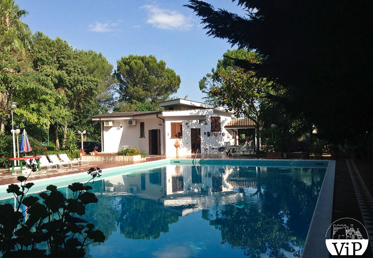 Villa in Oria - Villa mit großem Pool, 4 Schlafzimmer, 3 Badezimmer, Geschirrspüler und Waschmaschine m215