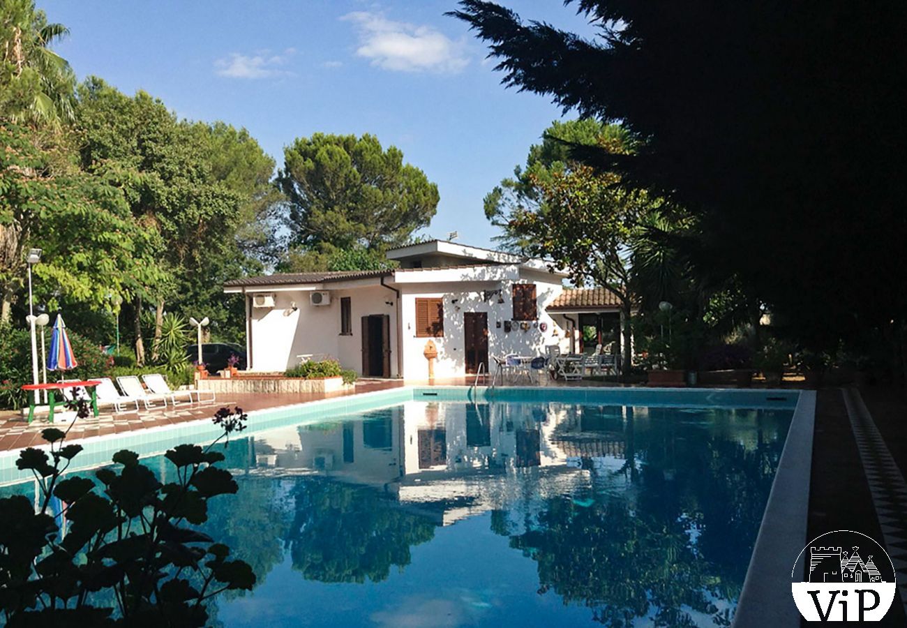 Villa in Oria - Villa mit großem Pool und schönem Garten, 4 Schlafzimmer, 3 Bäder, m215