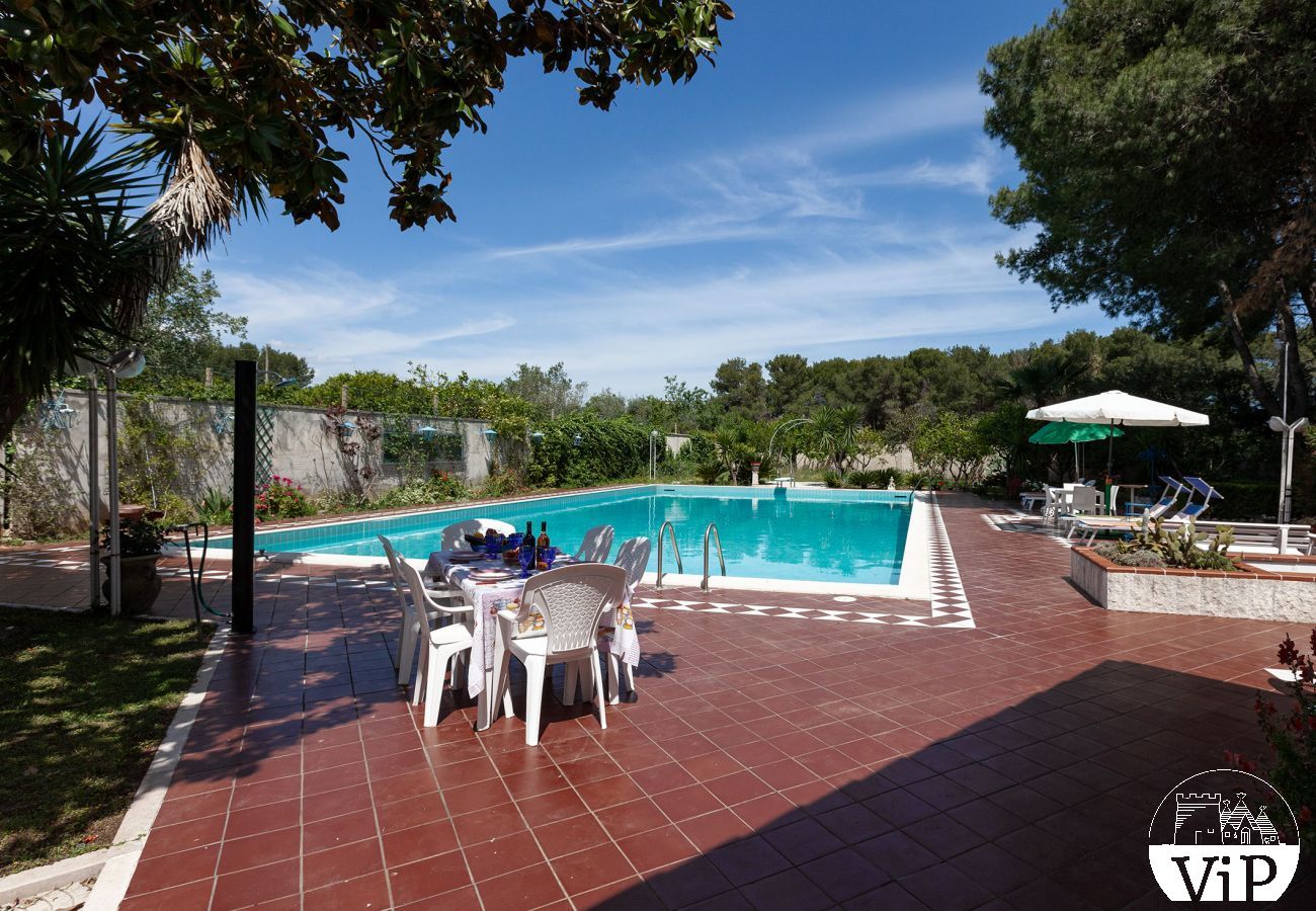 Villa in Oria - Villa mit großem Pool und schönem Garten, 4 Schlafzimmer, 3 Bäder, m215