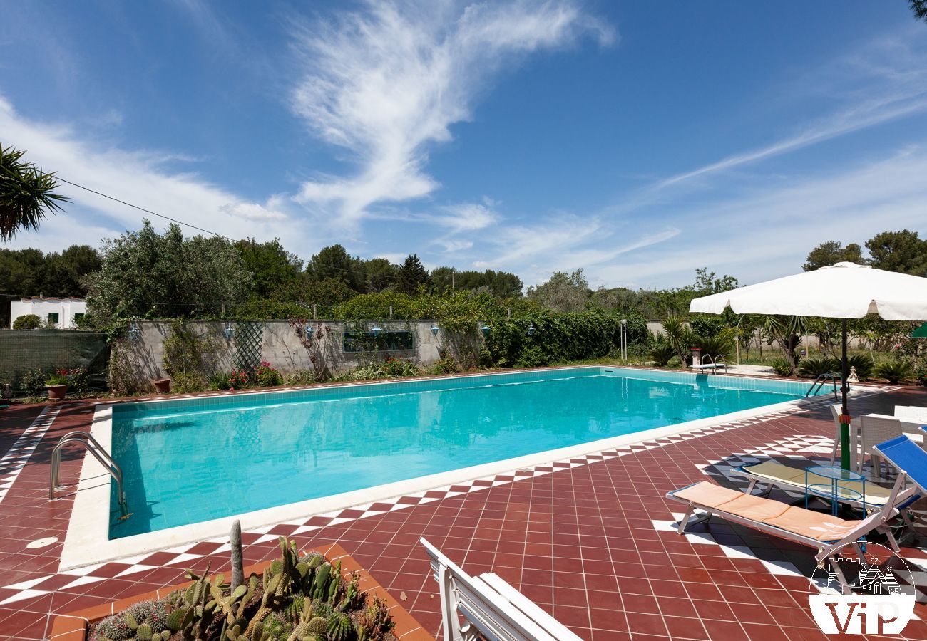 Villa in Oria - Villa mit großem Pool und schönem Garten, 4 Schlafzimmer, 3 Bäder, m215