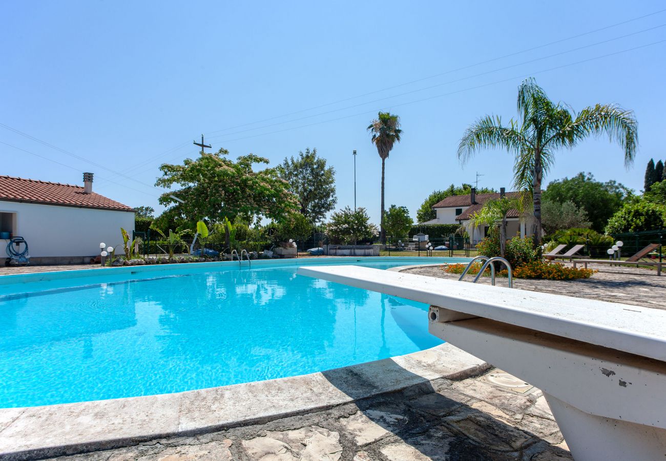 Villa à Corigliano d´Otranto - Location villa de vacances avec grande piscine privée, 5 chambres et 4 salles de bains m550