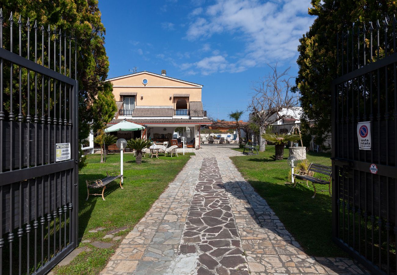 Villa à Spiaggiabella - Villa avec jardin, 5 chambres, 4 salles de bain et piscine pour enfants à proximité de la plage m707