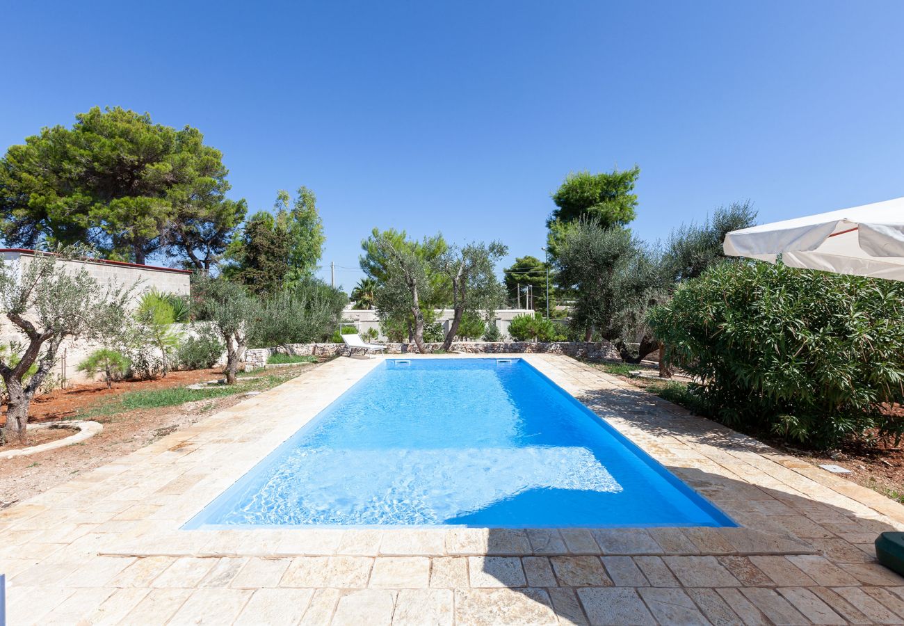 Villa à San Pietro in Bevagna - Villa avec piscine privée à distance de marche de la plage m280