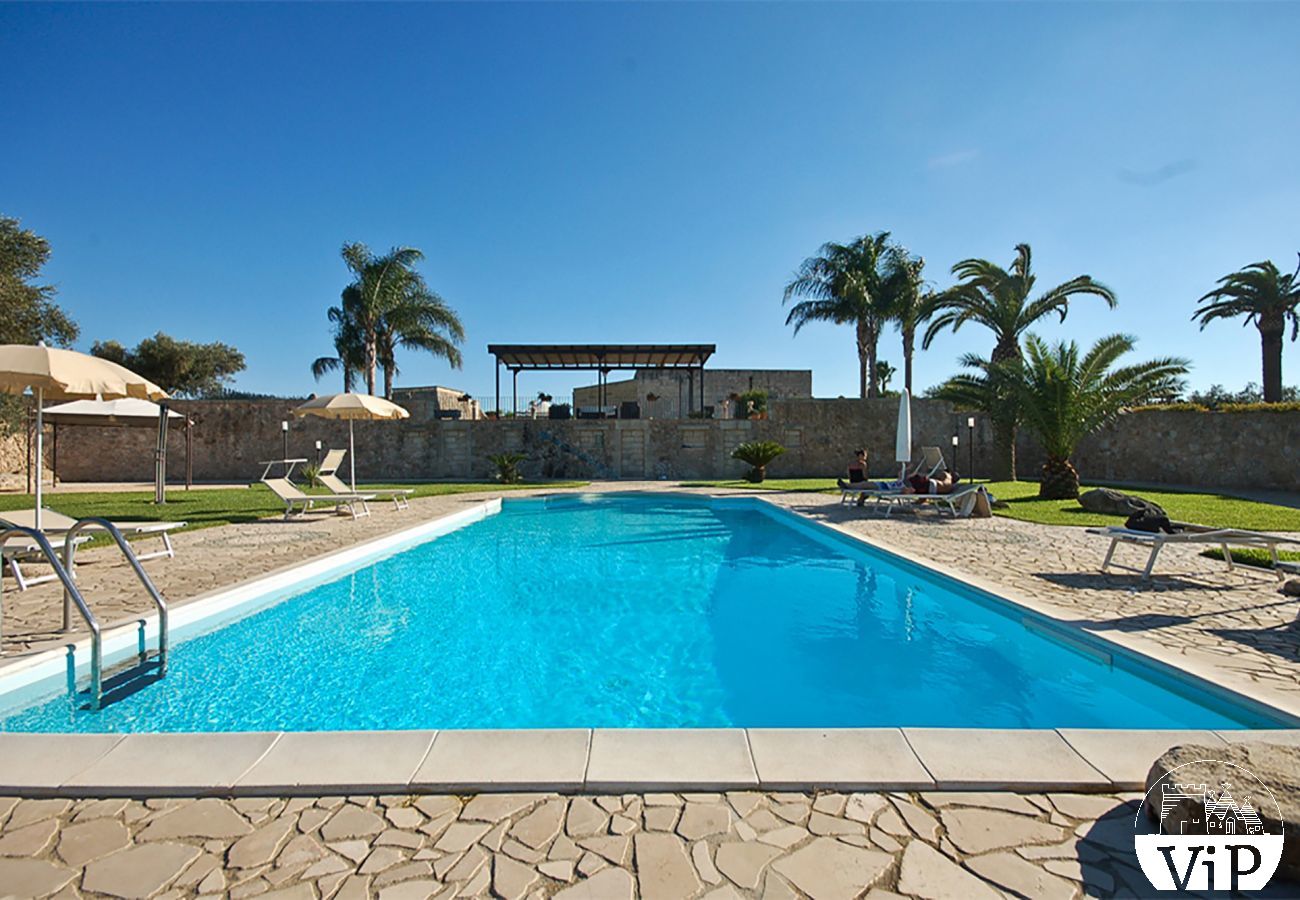 Villa à Melendugno - Masseria relax avec piscine privée et trulli m590