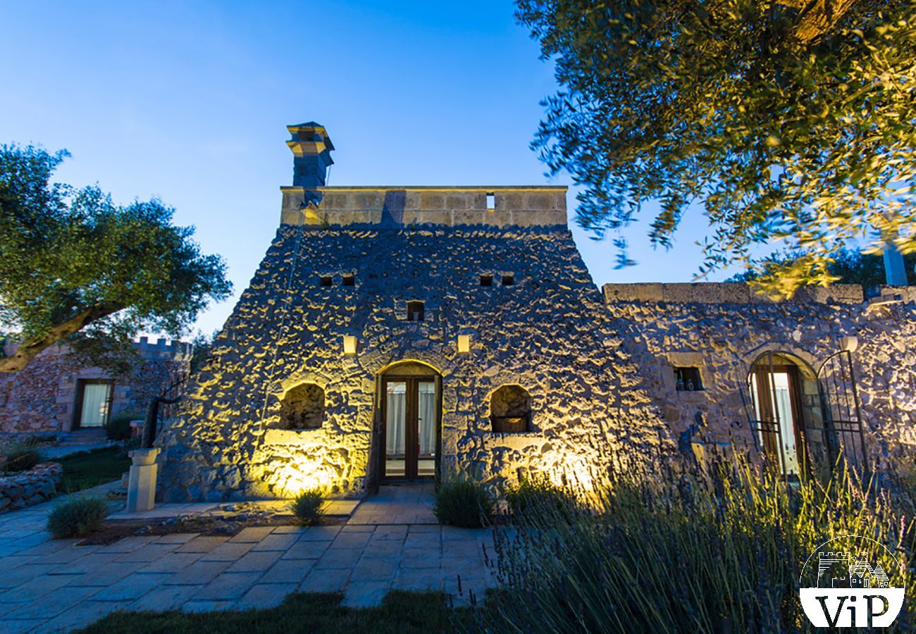 Villa à Carpignano Salentino - Authentique masseria dans les Pouilles avec piscine, jacuzzi, trulli et pajare m595