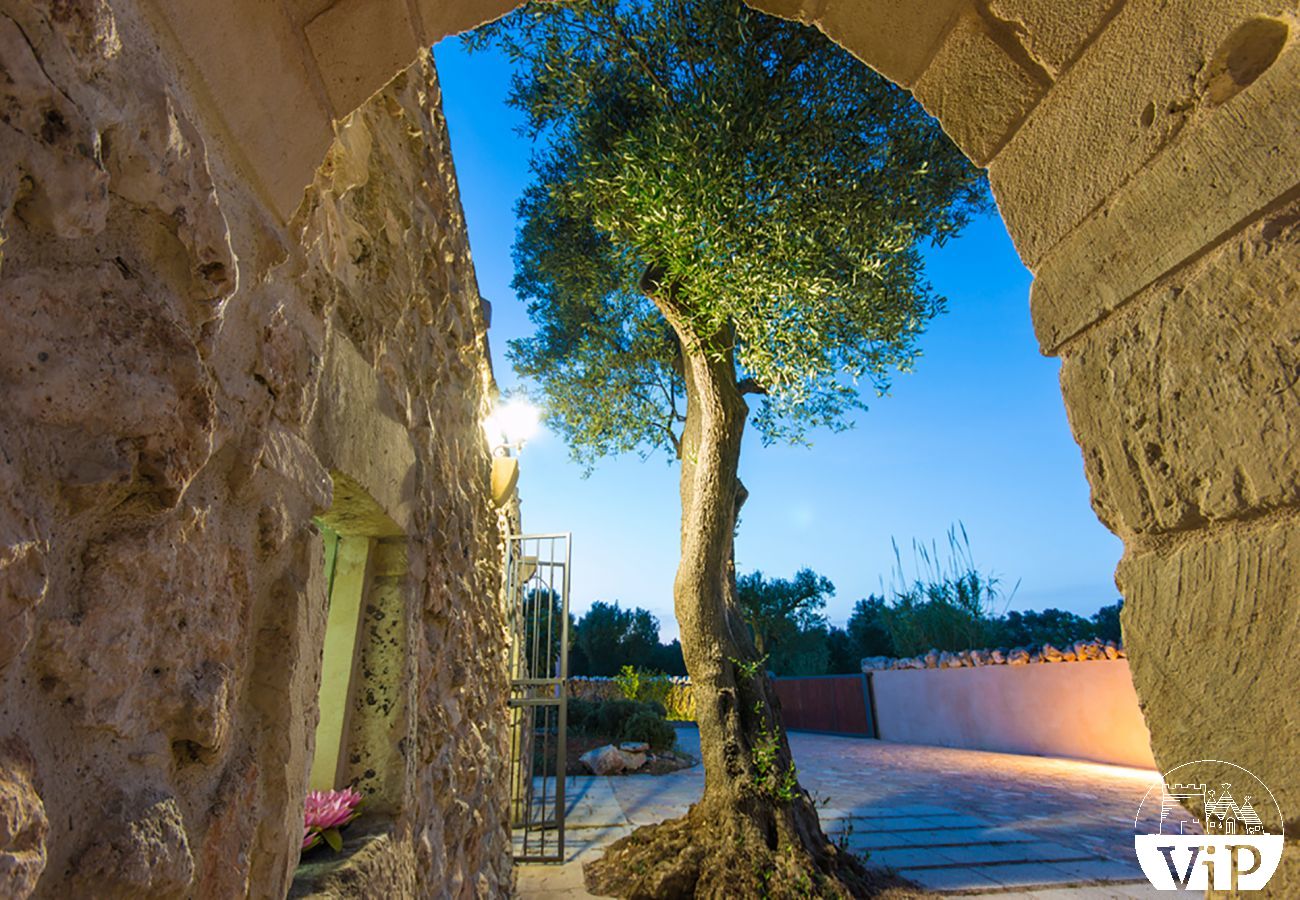 Villa à Carpignano Salentino - Authentique masseria dans les Pouilles avec piscine, jacuzzi, trulli et pajare m595