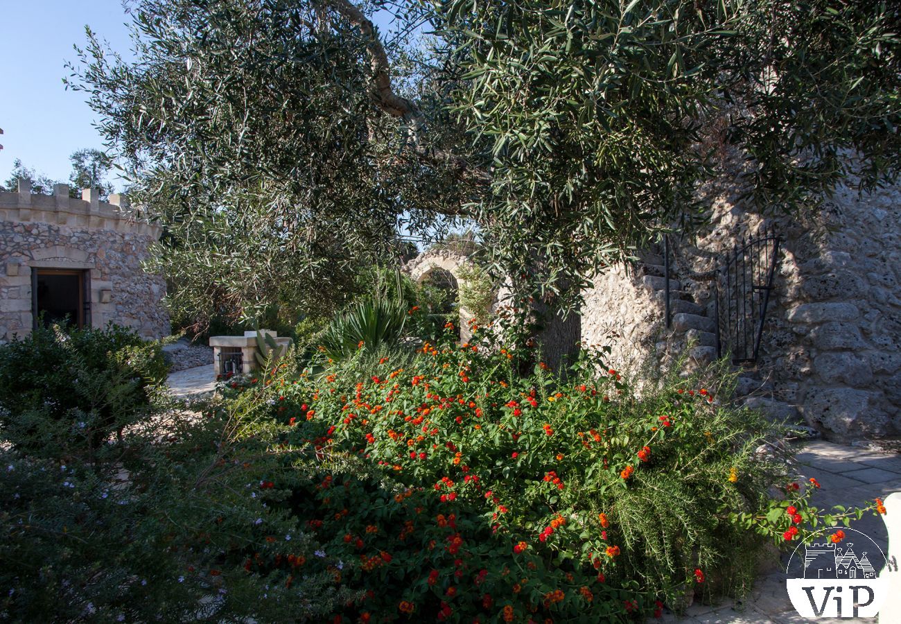 Villa à Carpignano Salentino - Authentique masseria dans les Pouilles avec piscine, jacuzzi, trulli et pajare m595