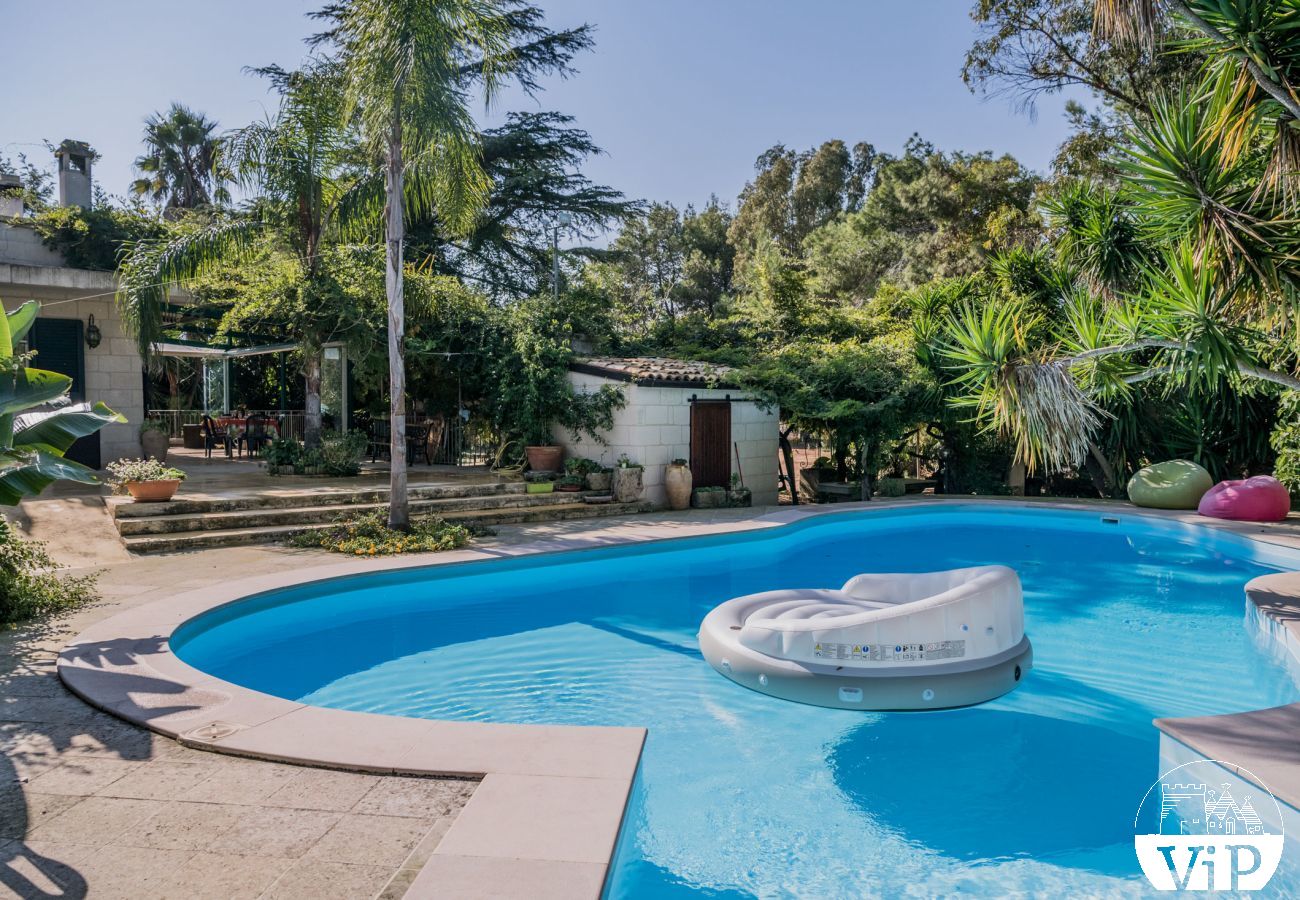 Villa à Carpignano Salentino - Villa avec piscine privée dans les Pouilles, terrain de football, 5 chambres et 5 salles de bains m400