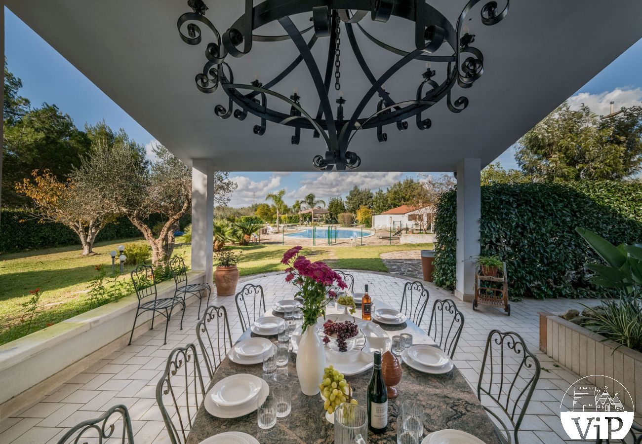 Villa à Corigliano d´Otranto - Location villa de vacances avec grande piscine privée, 6 chambres et 4 salles de bains m550