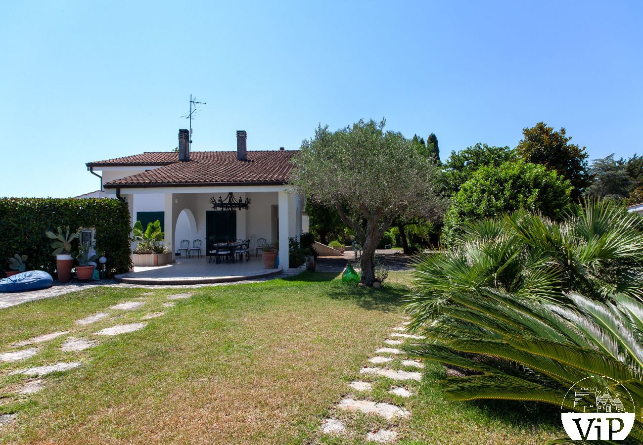 Villa à Corigliano d´Otranto - Location villa de vacances avec grande piscine privée, 6 chambres et 4 salles de bains m550