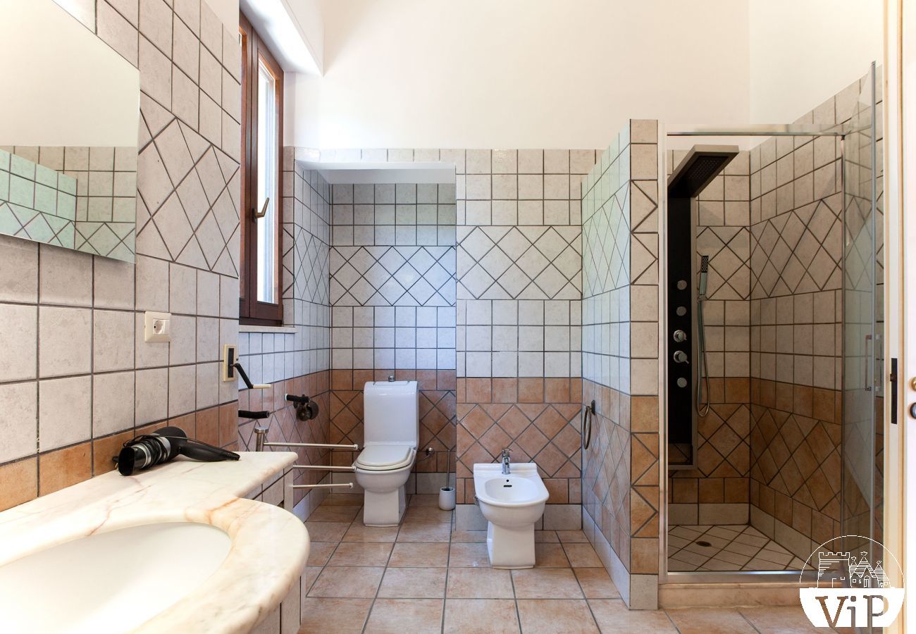 Villa à Neviano - Grande villa de vacances près de Gallipoli, 6 chambres, 6 salles de bains, piscine privée m200