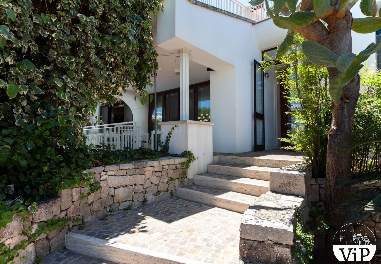 Villa à Neviano - Villa de vacances près de Gallipoli, 6 chambres, 6 salles de bains, piscine, Wifi, climatisation et animaux acceptés m200