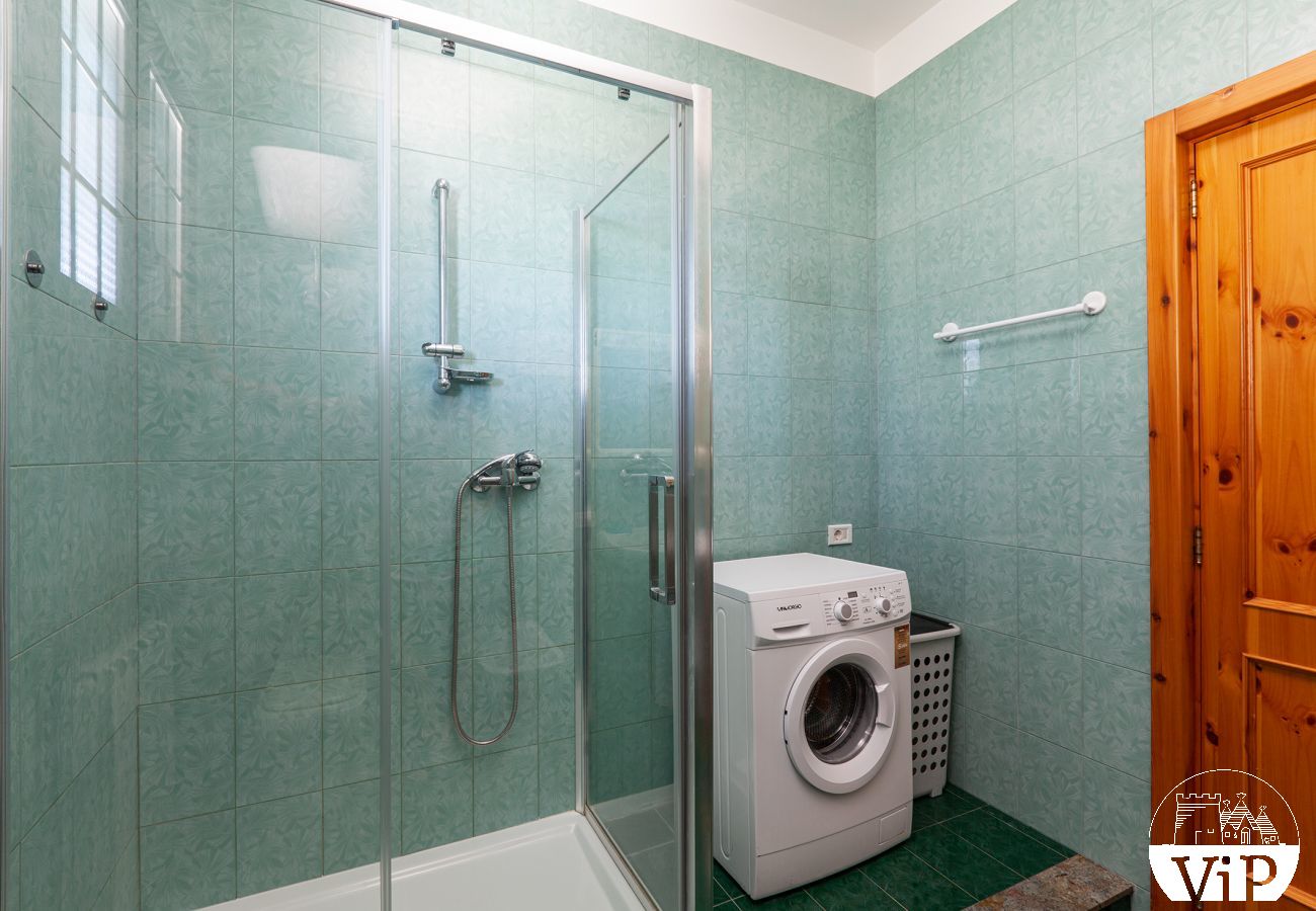 Villa à Collemeto - Villa avec piscine, 5 chambres, 3 salles de bains, barbecue, lave-linge, connexion WiFi, climatisation m565