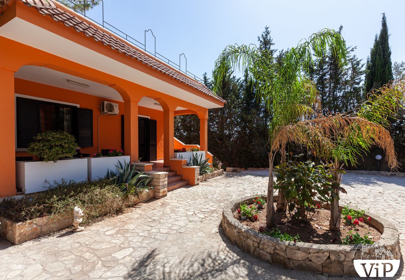 Villa à Collemeto - Villa avec piscine, 5 chambres, 3 salles de bains, barbecue, lave-linge, connexion WiFi, climatisation m565