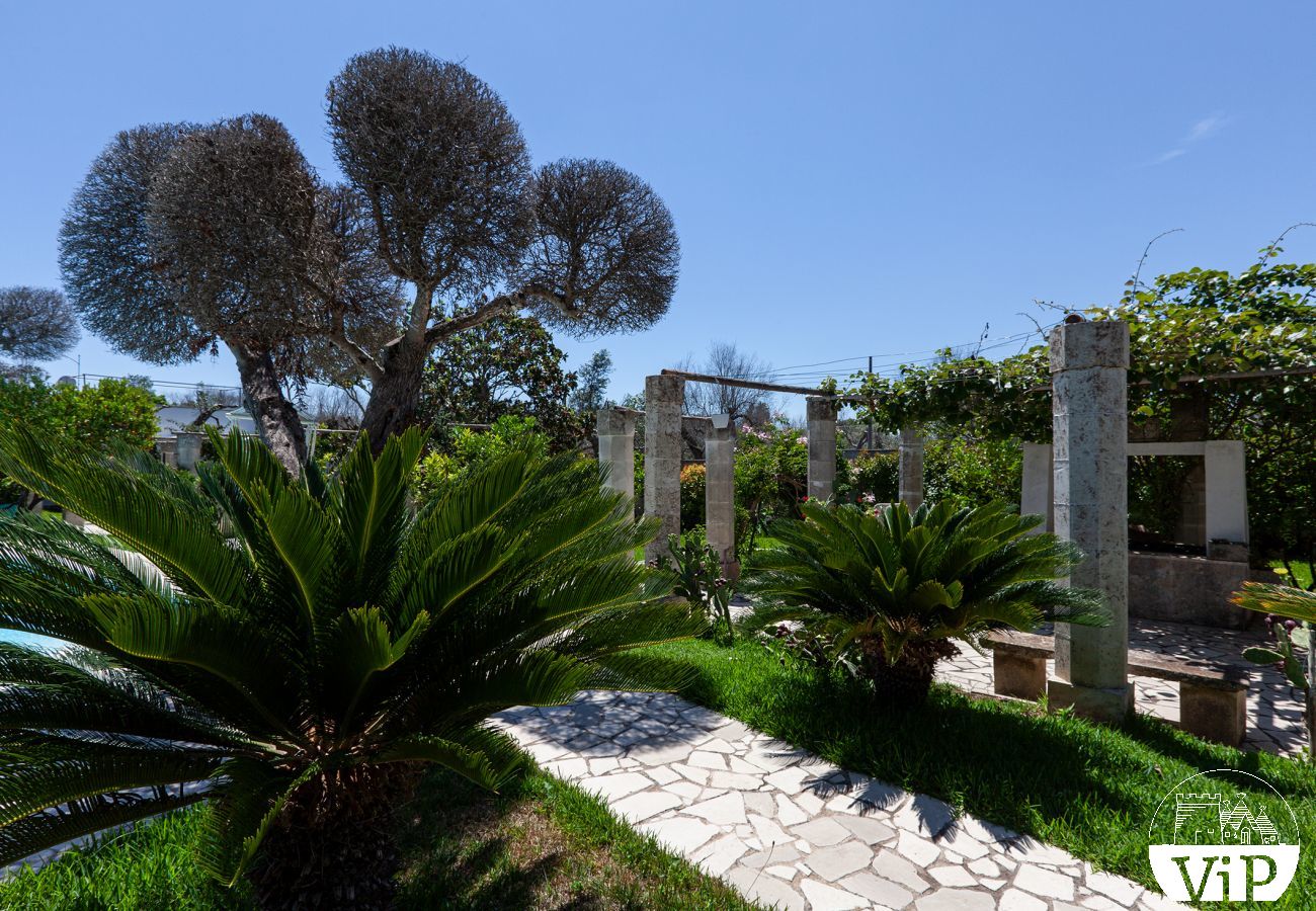 Villa à San Foca - Villa avec piscine partagée  près de la mer San Foca m185