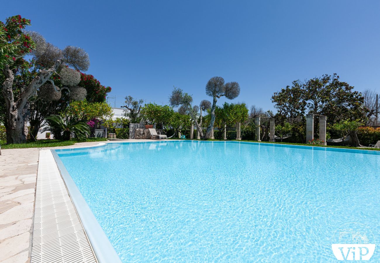 Villa à San Foca - Villa avec piscine partagée  près de la mer San Foca m185