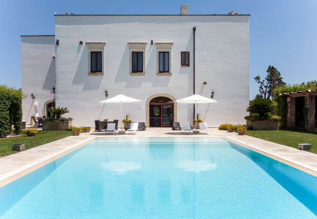 villa à Galatina - Villa du XIXe siècle avec grande piscine et jardin v800