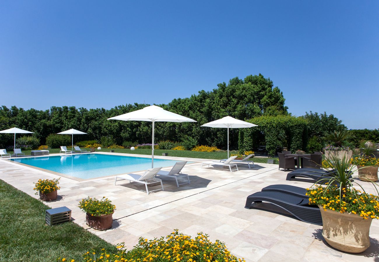 villa à Galatina - Villa du XIXe siècle avec grande piscine et jardin v800