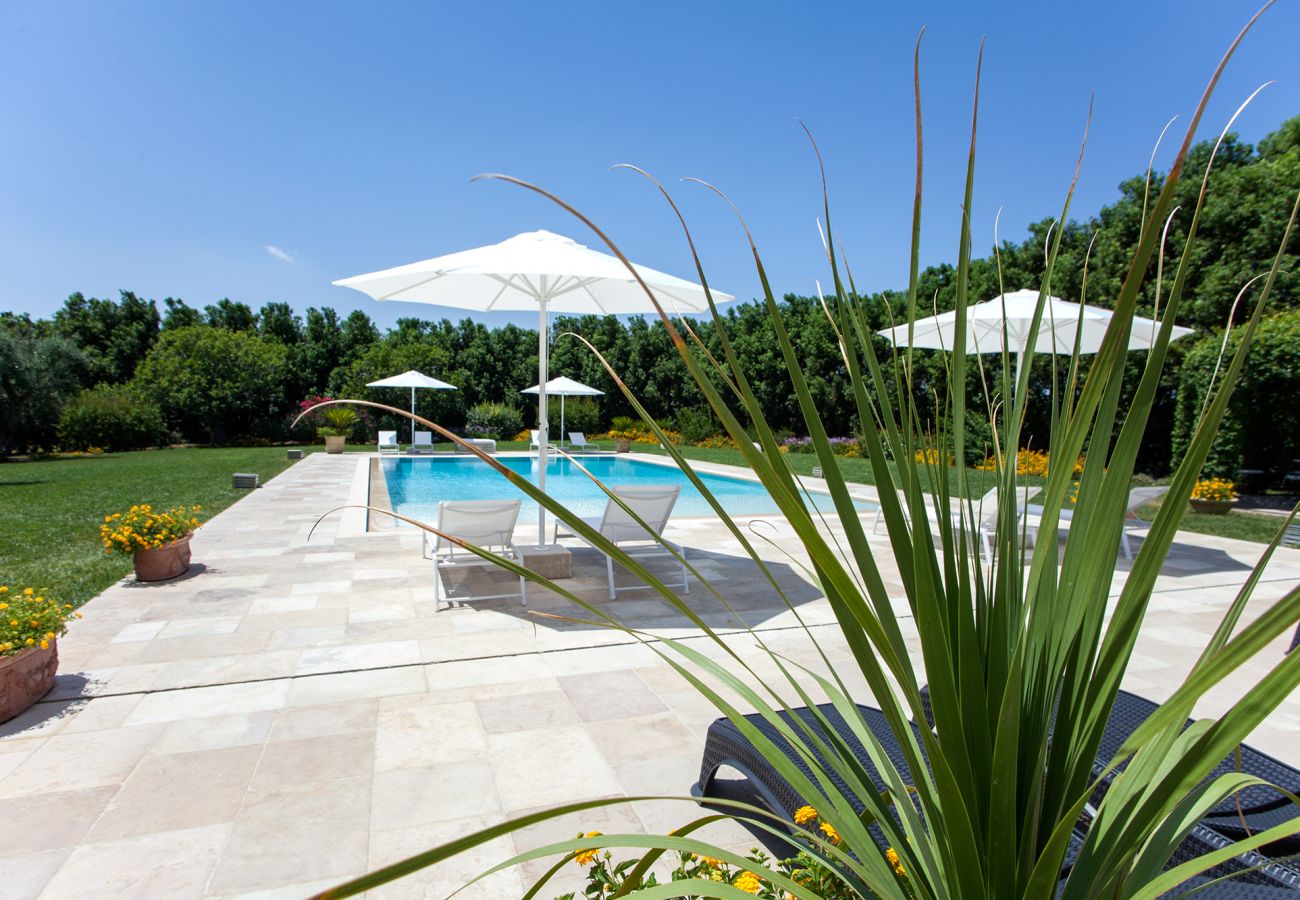 villa à Galatina - Villa du XIXe siècle avec grande piscine et jardin v800