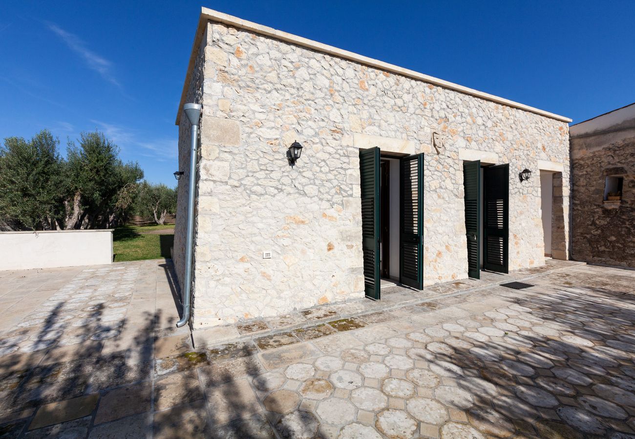 villa à Corigliano d´Otranto - Tenuta storica con villa e villette, piscina v340