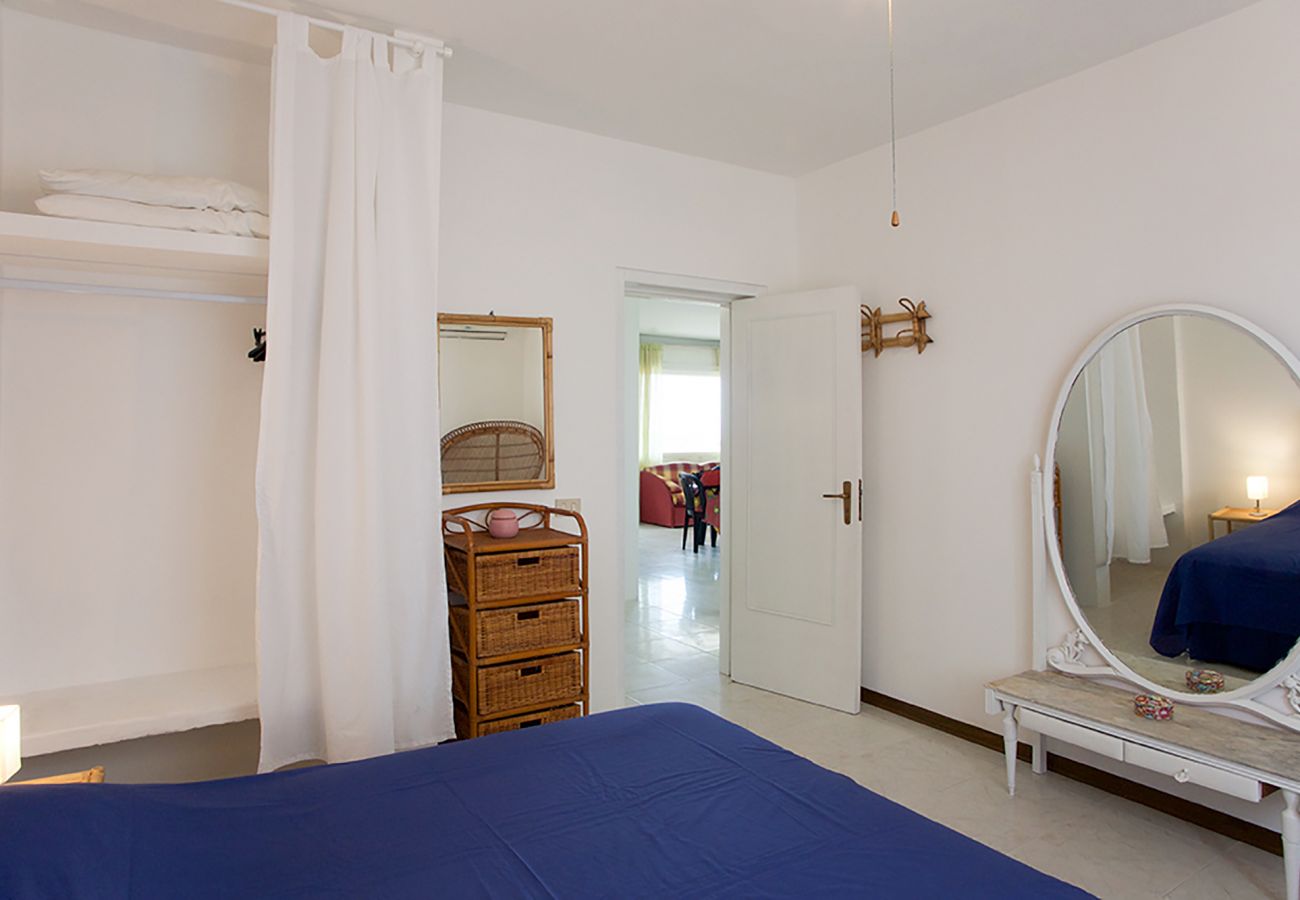 Villa a Spiaggiabella - Villa sulla spiaggia, vista mare, 9 posti letto, 3 camere letto e 2 bagni m711