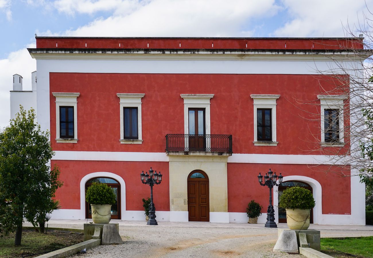 Villa a Galatina - Affitto villa di lusso per vacanze con piscina in Salento 5 camere letto 6 bagni m800