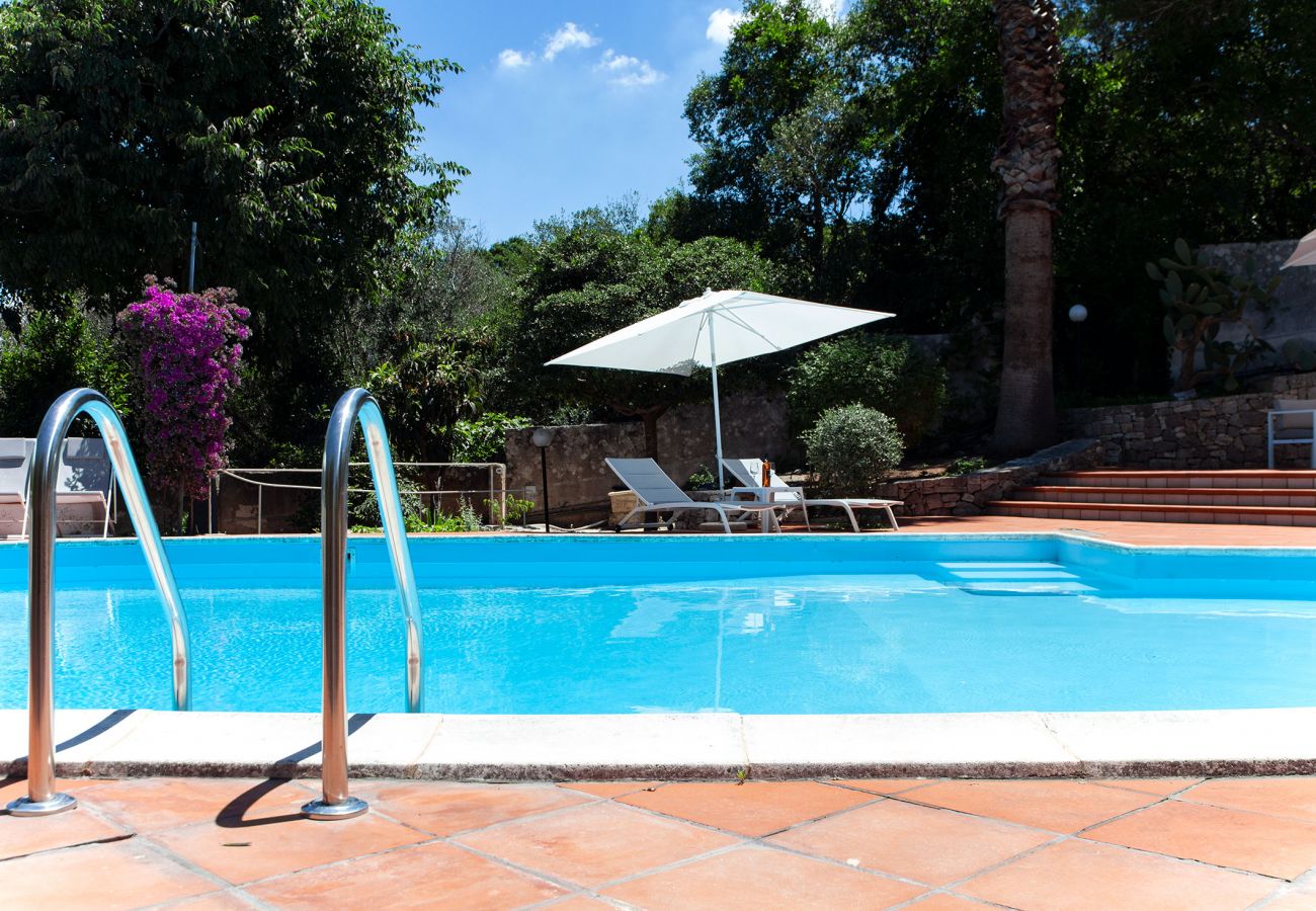 Villa a Neviano - Villa vacanze vicino Gallipoli 6 camere, 6 bagni, piscina, Wifi, aria condizionata ed animali ammessi m200