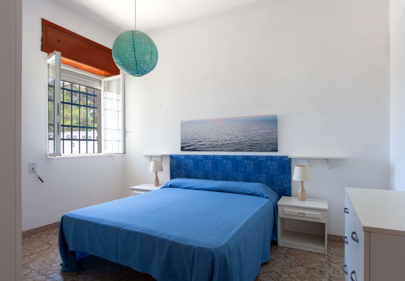 Casa a Torre Chianca - Affitto villa vacanze con grande giardino fronte spiaggia di sabbia 3 camere e 2 bagni m730