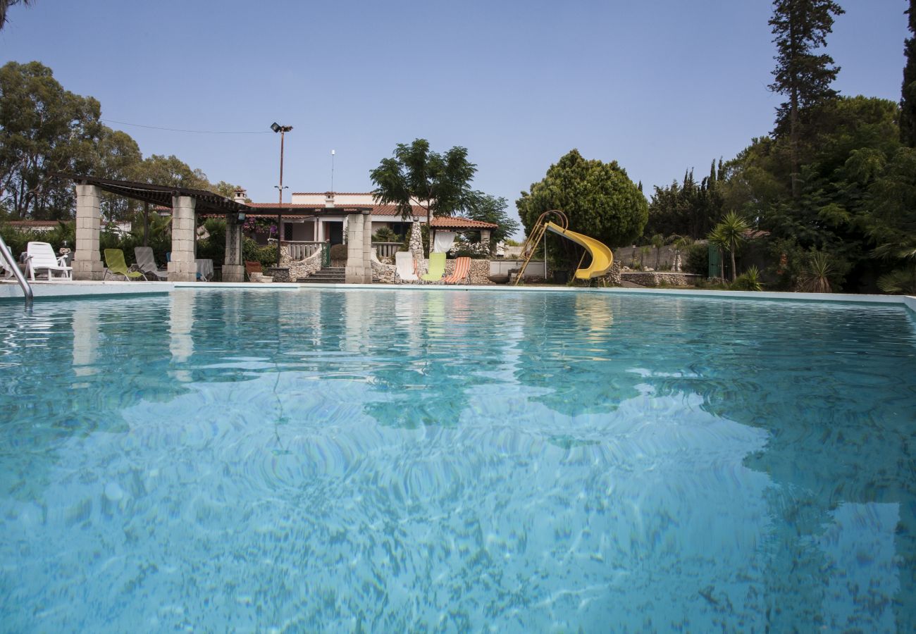 Villa a Specchia - Villa con grande piscina con idromassaggio per gruppo numeroso m350
