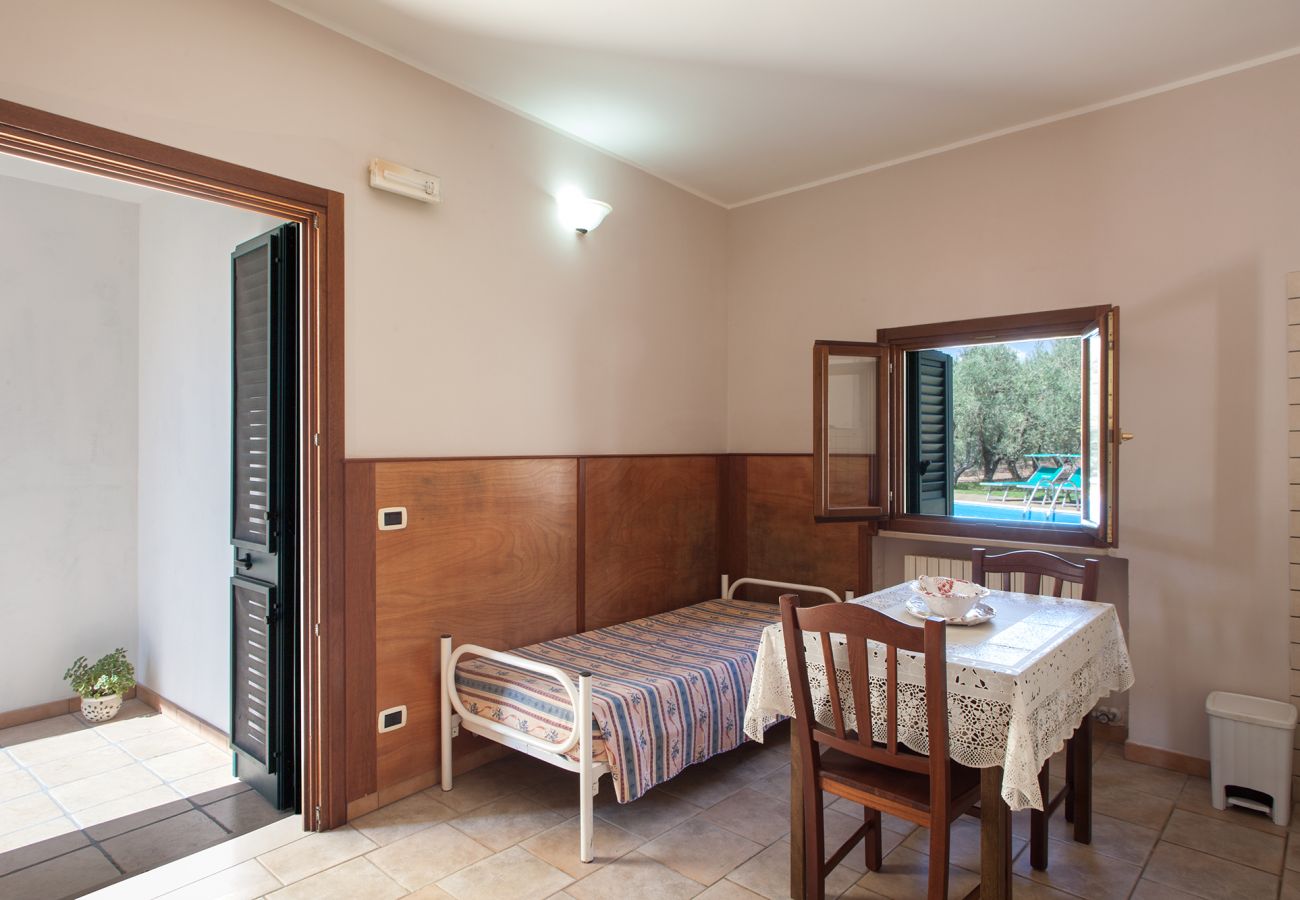 Villa a Corigliano d´Otranto - Villa vacanze con piscina in campagna del Salento per gruppi numerosi 9 camere e 6 bagni m340