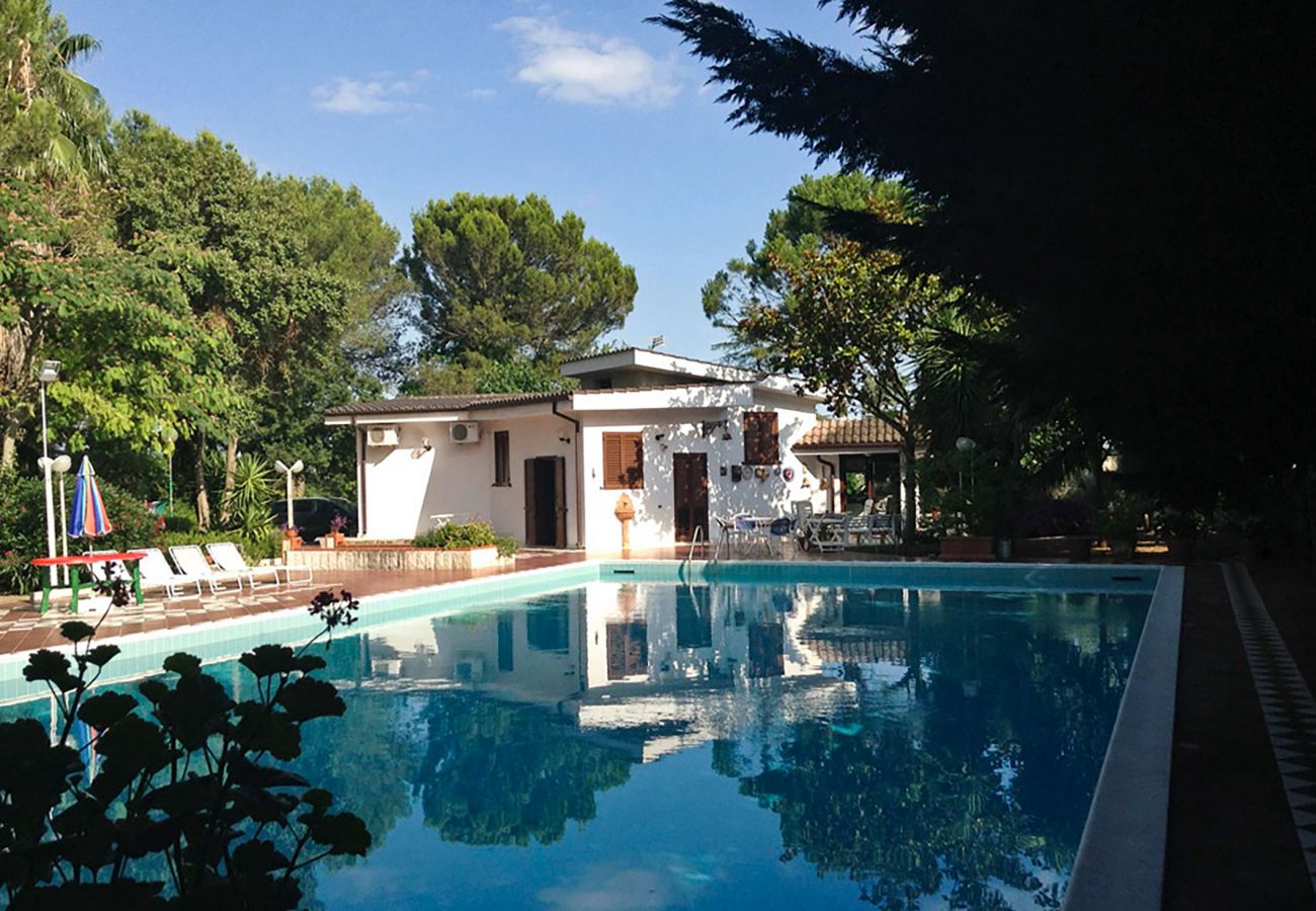 Villa a Oria - Villa con grande piscina, 4 camere letto, 3 bagni, lavastoviglie e lavatrice m215