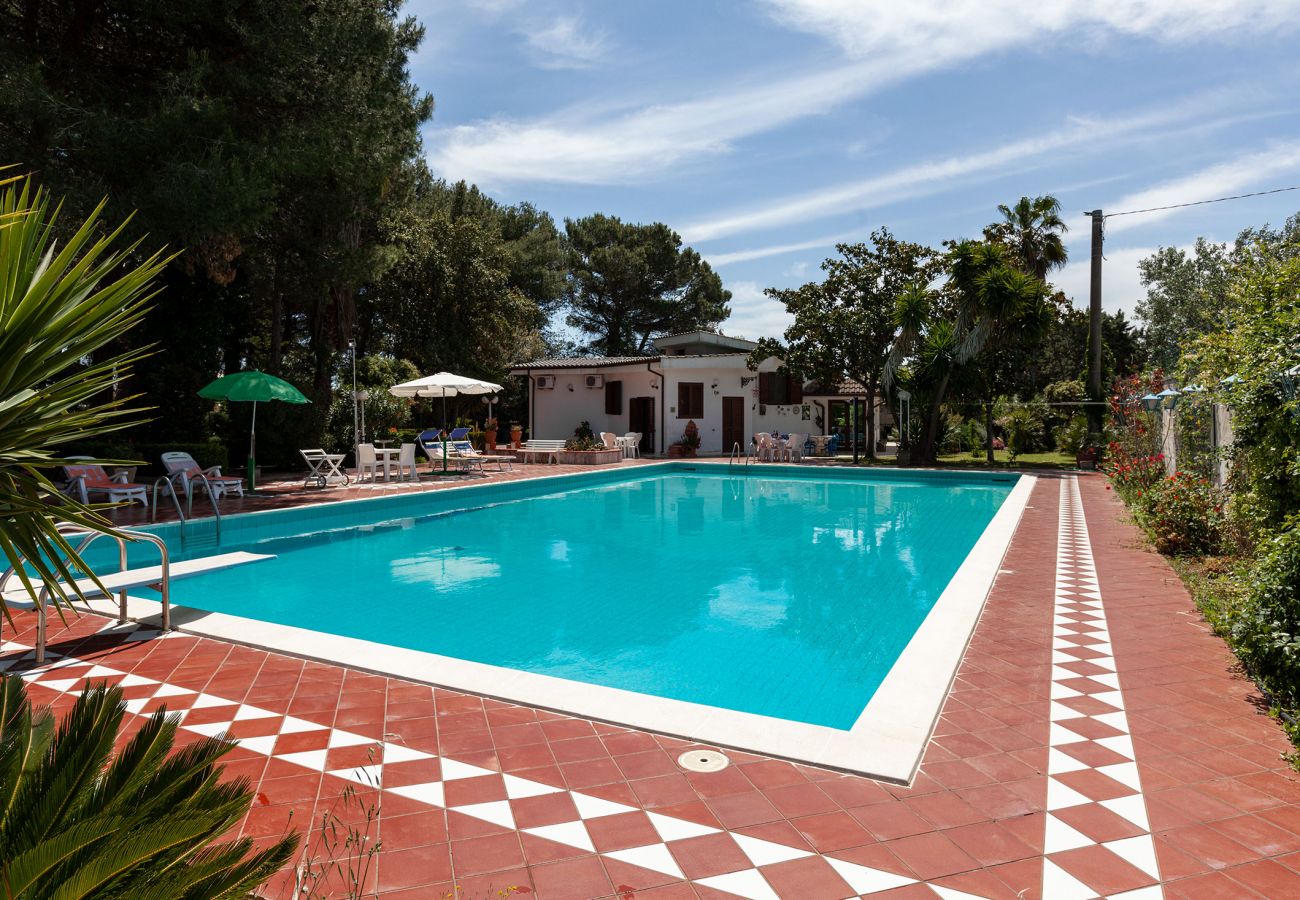 Villa a Oria - Villa grandissima piscina e verde giardino v215