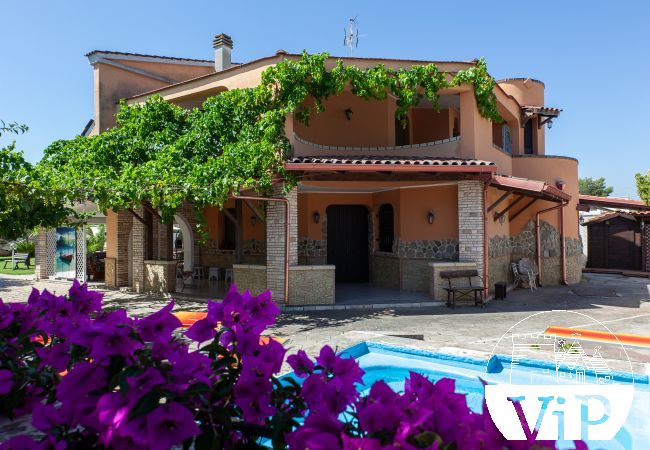 Casa a Spiaggiabella - Villa con giardino e piscina per bambini, vicino spiaggia, 5 camere e 4 bagni, m707