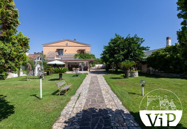 Casa a Spiaggiabella - Villa con giardino e piscina per bambini, vicino spiaggia, 5 camere e 4 bagni, m707