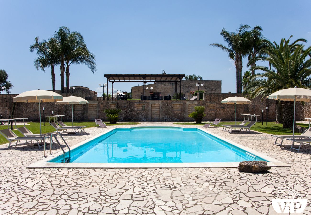 Villa a Melendugno - Masseria relax con piscina privata e trulli m590